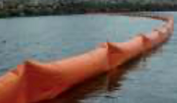 Limpieza de sólidos y vertidos de petróleo; fabricación, suministro, instalación y mantenimiento de equipos y materiales anti derrames (skimmers, tanques, absorbentes, barreras, ...)